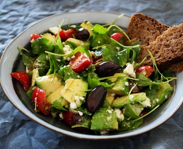 Narlı zeytun salatı